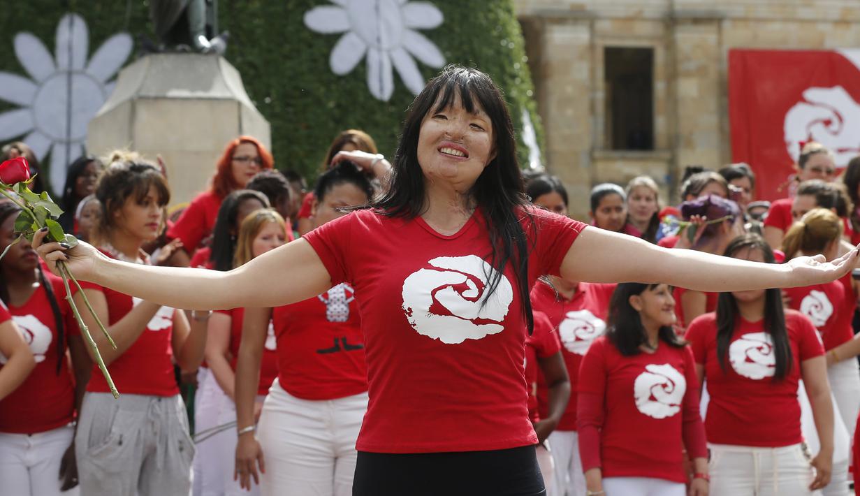 Patricia Espitia (tengah), korban kekerasan penyiraman asam, ikut ambil bagian dalam aksi memperingati Hari Internasional untuk Penghapusan Kekerasan terhadap Perempuan di Bogota, Kolombia, Rabu (25/11). (REUTERS/ John Vizcaino)