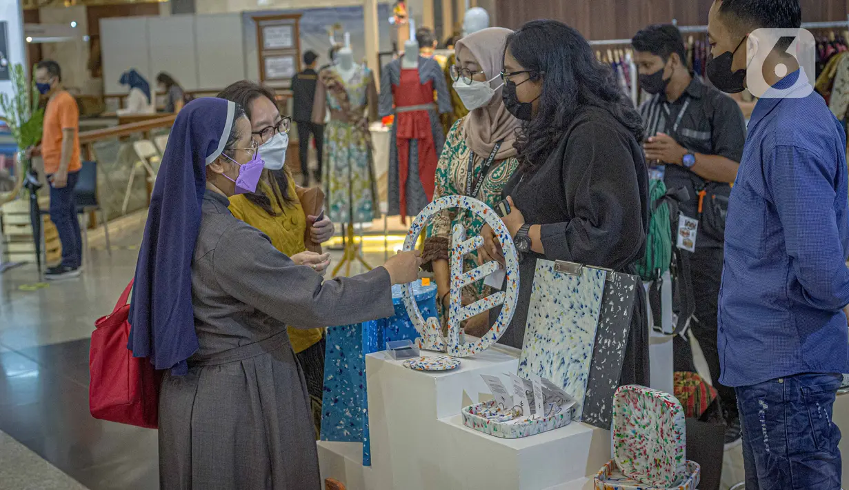 Pengunjung melihat produk kerajinan yang terpajang di salah satu stan pada pameran Inacraft 2022 di Balai Sidang Jakarta Convention Center (JCC), Rabu (23/3/2022). Setelah dua tahun vakum, Inacraft kembali diselenggarakan secara hybrid hingga 27 Maret 2022 mendatang. (Liputan6.com/Faizal Fanani)