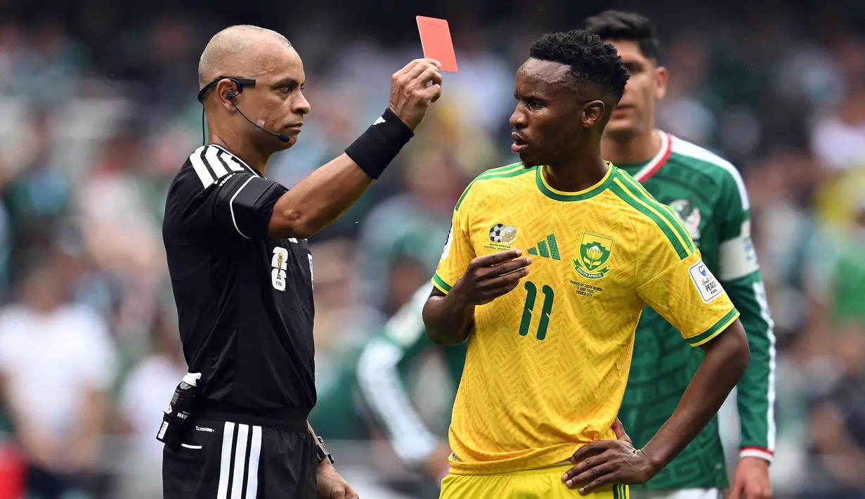 Dalam laga tersebut juga diwarnai dengan tiga kartu merah dan tiga kartu kuning. Wasit Wilton Sampaio mengganjar dua kartu merah untuk pemain Afrika Selatan, Yaya Sithole (50') dan Themba Zwane (84') serta satu kartu merah untuk pemain tuan rumah, Cesar Montes (90+2'). (AFP/Yuri Cortez)