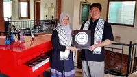  Ayah Vidi Aldiano Dapat Penghargaan dari MER-C