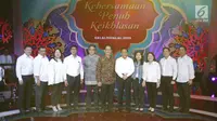 Board of Directors PT Elang Mahkota Teknologi (Emtek) Group berfoto bersama pada halalbihalal di Studio 6 Emtek City, Jakarta, Selasa (25/6/2019). Gelaran ini diselenggarakan untuk menjalin silaturahmi sekaligus menguatkan hubungan antar-karyawan. (Liputan6.com/Faizal Fanani)