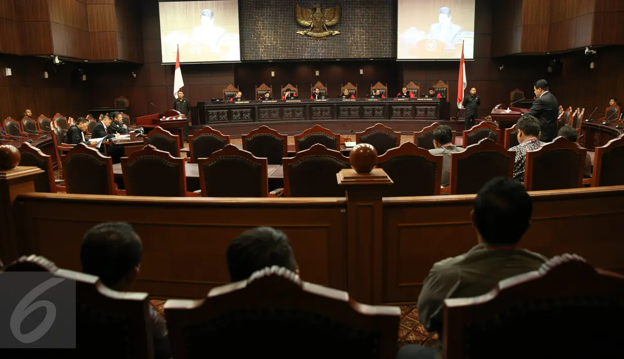 Suasana sidang peninjauan kembali UU Nomor 1 Tahun 2015 tentang Pilkada di MK, Jakarta, Selasa (8/9). Sidang ini menyatukan tiga permohonan yang menguji peraturan yang sama. (Liputan6.com/Faizal Fanani)