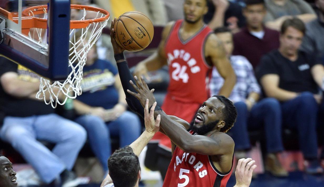 Pemain Toronto Raptors, DeMarre Carroll, berusaha mencetak angka saat melawan Cleveland Cavaliers pada laga pramusim NBA di Quicken Loans Arena, Jumat (14/10/2016). (Reuters/David Richard-USA TODAY Sports)