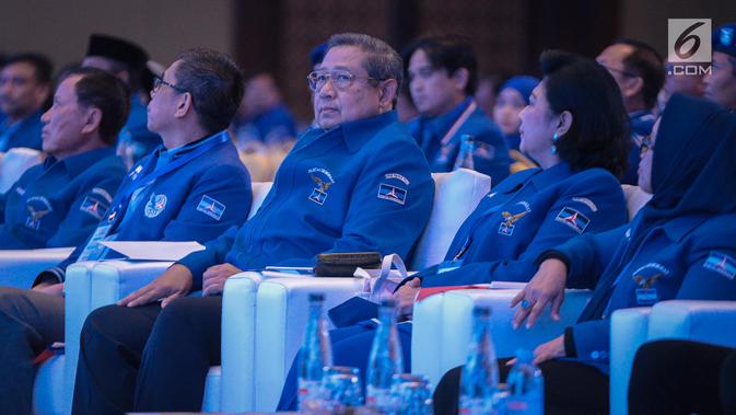 Ketua Umum Partai Demokrat Susilo Bambang Yudhoyono (SBY) didampingi Ani Yudhoyono saat membuka Pembekalan Caleg Partai Demokrat di Jakarta, Sabtu (10/11). (Liputan6.com/Faizal Fanani)