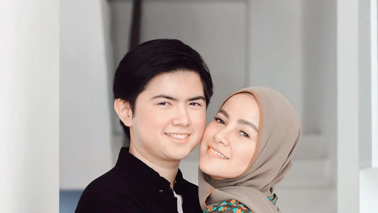6 Potret Kedekatan Olla Ramlan dan Sean Anak Sulungnya, Bak Kakak Adik