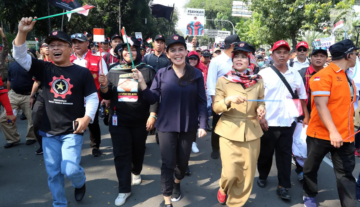 Ketua Umum KPRI Rieke Diah Pitaloka bersama ribuan buruh turun ke jalan saat menggelar karnaval dan deklarasi dalam peringatan Hari Buruh Sedunia, Jakarta, Selasa (1/5). (Liputan6.com/JohanTallo)