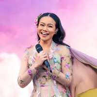 Penyanyi Yura Yunita kerap mengenakan kain atau busana tradisional di setiap penampilannya [@yurayunita]