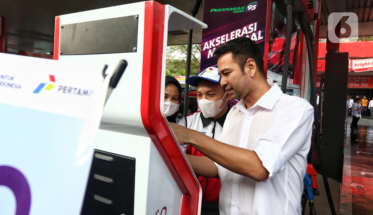 Raffi ke SPBU tersebut mengenakan kemeja warna putih. (Liputan6.com/Angga Yuniar)
