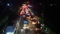 Kemacetan Panjang Menuju Pelabuhan Merak. (Sabtu, 06/04/2024). (Yandhi Deslatama/Liputan6.com).