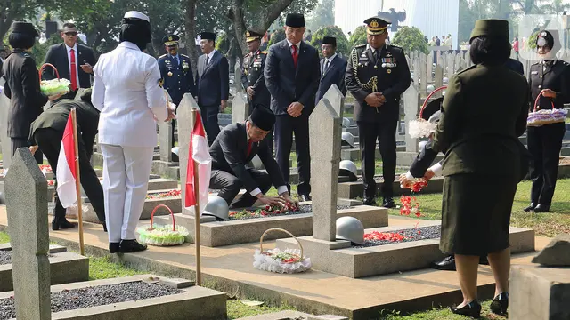 Hari Pahlawan, Jokowi-Ma'ruf Tabur Bunga di TMPN Kalibata