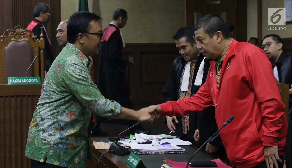 Menpora Imam Nahrawi (batik hijau) menyalami Adhi Purnomo saat jeda sidang lanjutan suap dana hibah untuk KONI dengan terdakwa Deputi IV Bidang Peningkatan Prestasi Kemenpora, Mulyana, Adhi Purnomo dan Eko Triyanta di Pengadilan Tipikor, Jakarta, Kamis (4/7/2019). (Liputan6.com/Helmi Fithriansyah)