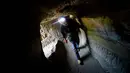 Setelah menelusuri jejak air yang turun, akhirnya ditemukan kanal air terakhir, dimana air tersebut bisa diminum dan bersih. Ini terletak di Bukit Janicullum, Roma. (AFP/Filippo Monteforte/wwn)