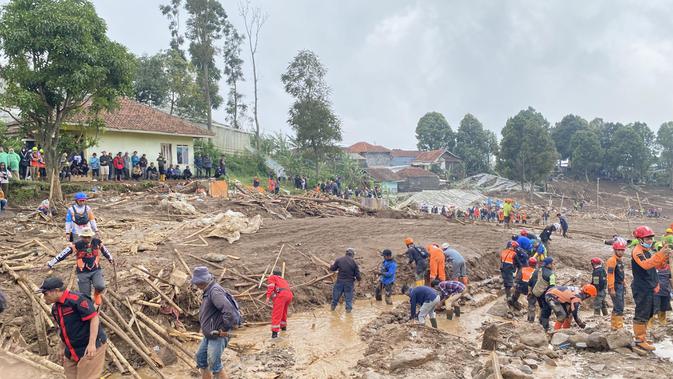 Longsor Cisarua Diduga karena Lahan Perbukitan jadi Permukiman hingga Hilangnya Tanaman Akar Keras