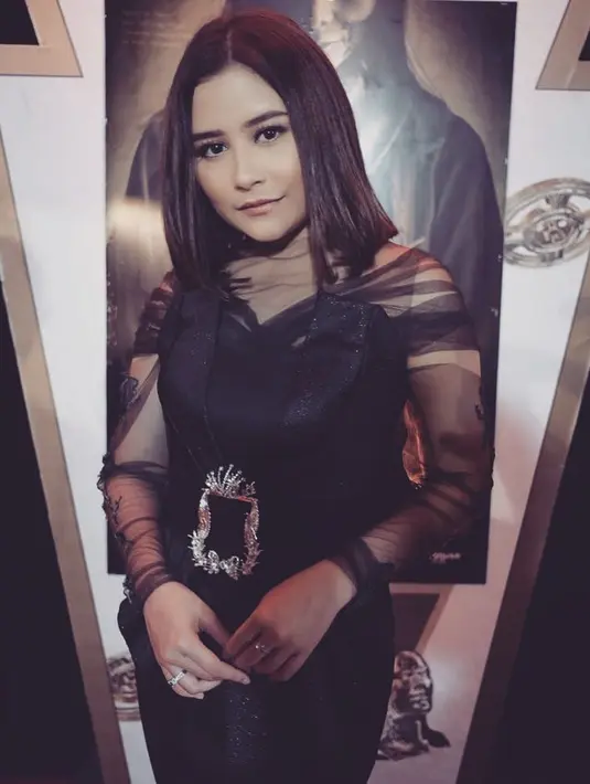 Prilly Latuconsina dikenal sebagai artis Indonesia yang punya wajah imut. Meski kerap tampil tertutup, akan tetapi aktris kelahiran 15 Oktober 1996 ini tetap terlihat memesona. (Foto: instagram.com/prillylatuconsina96)