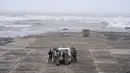 <p>Badan penanggulangan bencana Pakistan memperingatkan gelombang badai setinggi 3-4 meter di sepanjang garis pantai dari Karachi ke Gujarat akibat Topan Biparjoy. (AP Photo/Ajit Solanki)</p>
