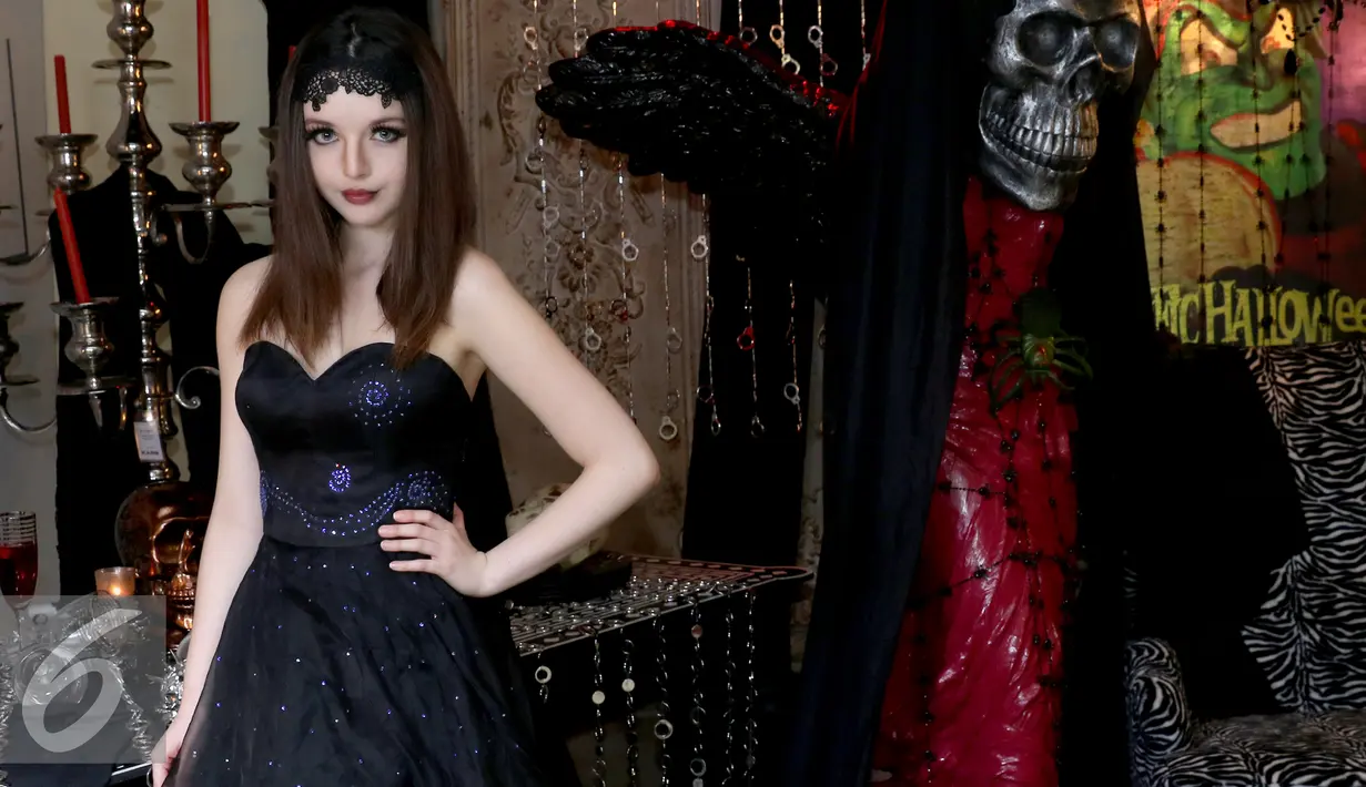 Model berpose mengunakan Makeup seperti Vampire untuk pesta Halloween saat sesi poto di Jakarta, (31/10/2015). Perayaan Helloween tak melulu harus menyeramkan, Anda tetap dapat terlihat cantik seperti model tersebut. (Liputan6.com/Yudha Gunawan)