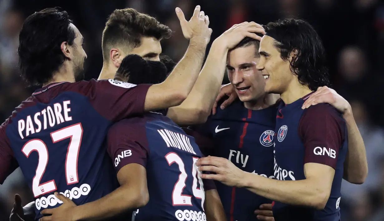 Para pemain PSG merayakan gol yang dicetak Julian Draxler ke gawang AS Monaco pada laga Ligue 1 di Stadion Parc des Princes, Prancis, Minggu (15/4/2018). PSG menang 7-1 atas Monaco. (AFP/Thomas Samson)