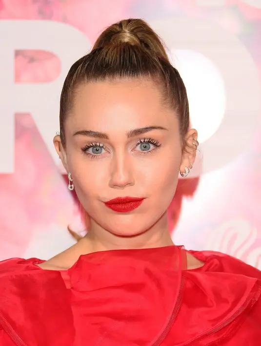 Ekspresi Penyanyi dan artis Hollywood, Miley Cyrus saat tiba menghadiri pemutaran perdana film "Isn't It Romantic" di Los Angeles (11/2). (AFP Photo/Jean-Baptiste Lacroix)