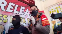 Polisi tangkap pelaku pemukulan balita dalam video viral. Aksi pelaku diketahui di wilayah Tangerang. (Liputan6.com/Pramita Tristiawati)