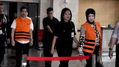 Walikota Palembang, Romi Herton dan istrinya Masyitoh berjalan keluar Gedung KPK, Jakarta, Selasa (4/11/2014). (Liputan6.com/Miftahul Hayat)