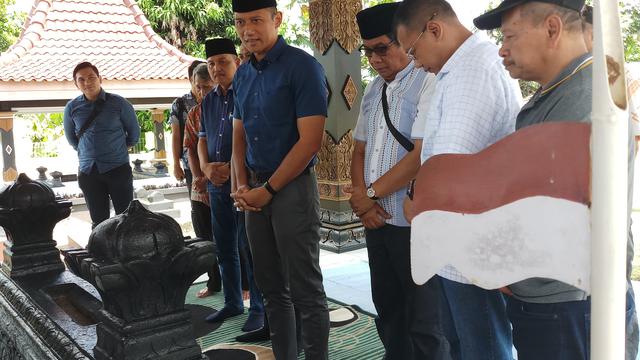 Ziarah Ke Makam Sarwo Edhie Ahy Kenang Perjuangan Kakeknya News Liputan6 Com