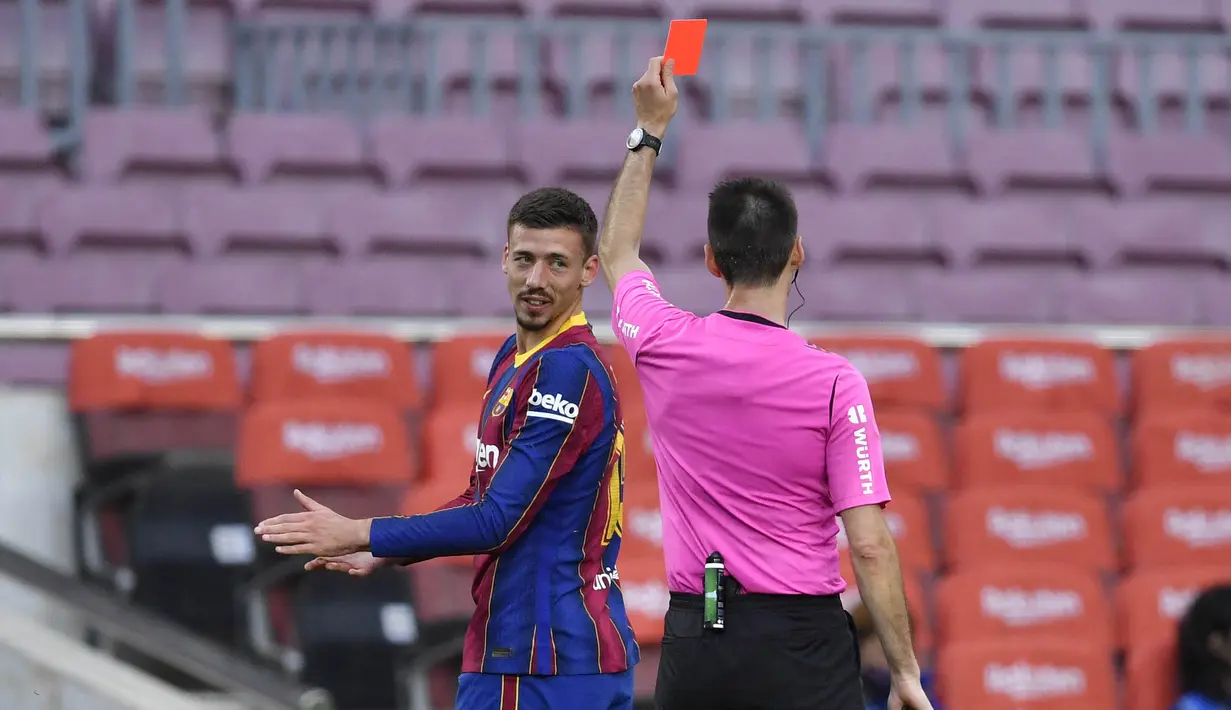 Bek Barcelona, Clement Lenglet, mendapat kartu merah saat melawan Celta Vigo pada laga Liga Spanyol di Stadion Camp Nou, Minggu (16/5/2021). Barca takluk dengan skor 1-2. (AFP/Pau Barrena)