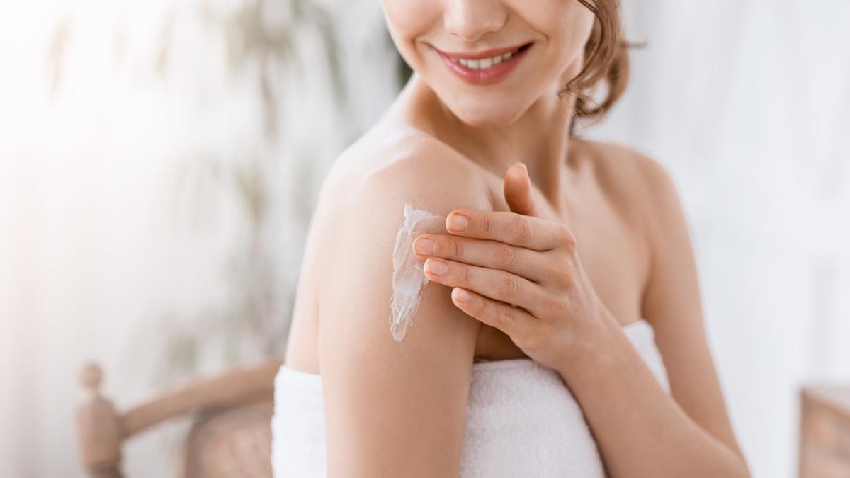 Body Care untuk Kulit Bertekstur: Fokus Melembapkan atau Eksfoliasi?