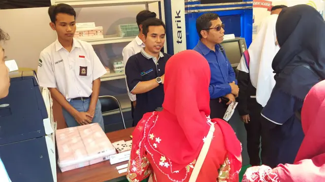 Saat Siswa SMK Kuningan Jawa Barat Kenalan Dengan Mesin Perbankan Kekinian