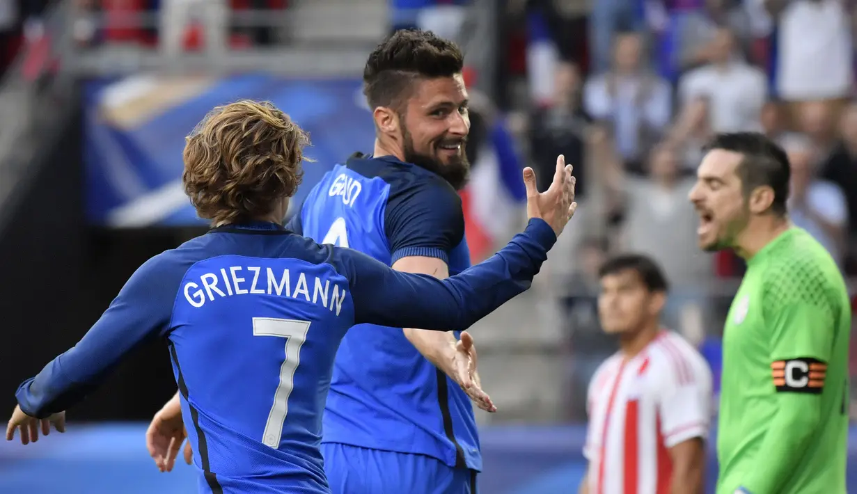 Pemain Prancis, Olivier Giroud dan Antoine Grieezmann  melakukan selebrasi usai  menang atas Paraguay pada laga uji coba di Stadion Roazhon Park, Rennes (02/06/17). Prancis menang 5-0. (EPA/Julien De Rosa)