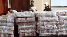 Penampakan uang ganti rugi korupsi BLBI dengan terpidana Samadikun Hartono ditunjukkan di Gedung Bank Mandiri, Jakarta, Kamis (17/5). Samadikun dihukum 4 tahun penjara serta diwajibkan mengembalikan uang sebesar Rp 169 miliar. (Liputan6.com/Angga Yuniar)