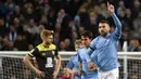 Bek Manchester City, Nicolas Otamendi, melakukan selebrasi usai membobol gawang Southampton pada laga Piala Liga Inggris di Stadion Etihad, Selasa (29/10). Manchester City menang 3-1 atas Southampton. (AP/Rui Vieira)