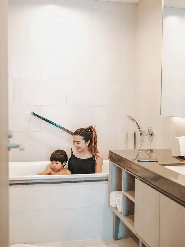 6 Potret Ayu Hastari saat Momong Anak, Hot Mom yang Selalu Tampil Stylish