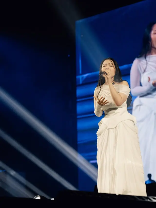 Biasa Tampil Serba Hitam, 6 Pesona Bernadya Bak Bidadari dalam Balutan Gaun Putih di Konser Rossa