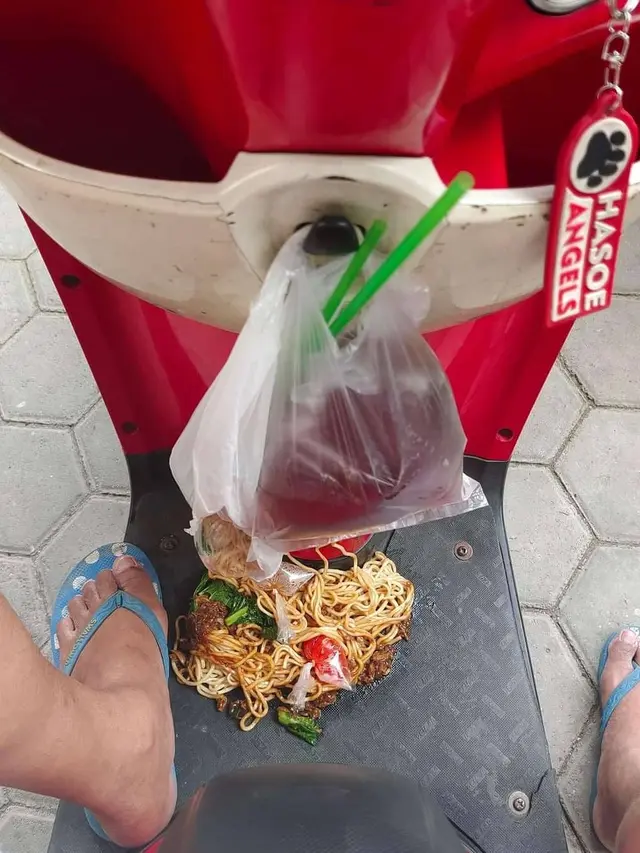 6 Momen Apes Makan Mi Ayam Ini Bikin Elus Dada