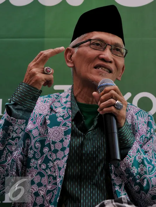 KH Miftahul Akhyar, Rais Syuriah PWNU Jatim memberikan penjelasan hasil sidang komisi organisasi Muktamar NU, di Jombang, Rabu (5/8/2015). Keterangan tersebut terkait suara dukungan sistem AHWA dari Jatim yang terpecah. (Liputan6.com/Johan Tallo)
