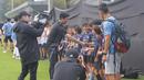 Pelatih Timnas Jepang, Hajime Moriyasu bersalaman dengan sejumlah anak-anak yang tergabung ke dalam sekolah sepak bola Jakarta Japan Club (JJC) sebelum sesi latihan yang berlangsung di Lapangan A, Senayan, Jakarta, Selasa (12/11/2024). (Bola.com/Bagaskara Lazuardi)