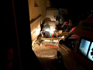 Petugas penyelamat mencari korban di puing-puing reruntuhan akibat gempa di Pulau Ischia, Italia (21/8). Gempa dengan kekuatan 3,6 skala Richter (SR) tersebut telah mengguncang sebuah pulau wisata di Italia. (AFP/Gaetano Di Meglio)