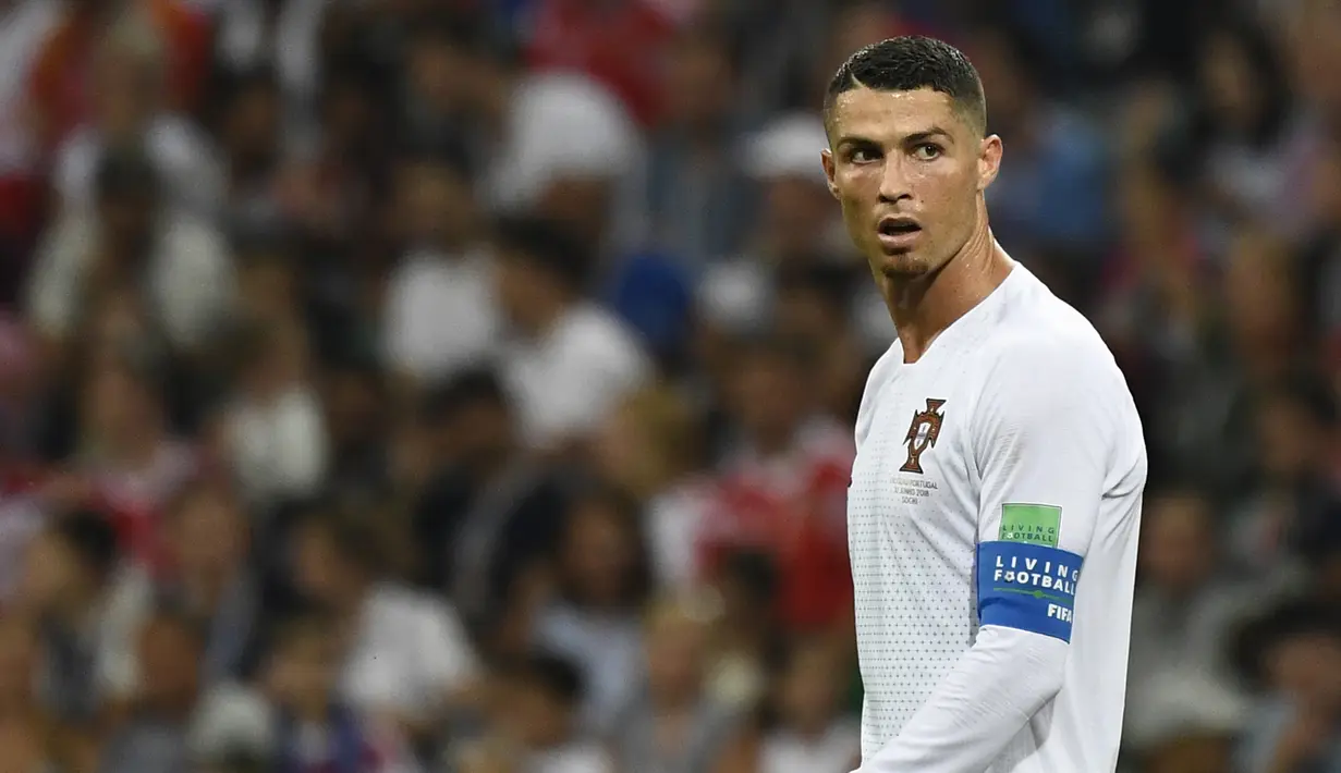 1. Cristiano Ronaldo - Agen CR 7, Jorge Mendes mengungkap jika Juventus telah mengajukan penawaran untuk pemainnya. Klub asal Italia itu menyediakan budget sebesar 100 juta euro untuk memboyong bintang Real Madrid tersebut. (AFP/Jonatahn Nackstrand)