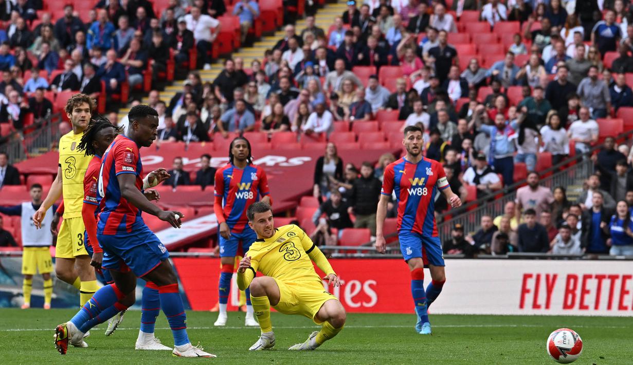 Tak cuma mencetak satu gol pada menit ke-76, penampilan Mount secara keseluruhan juga impresif. Ia melepas tiga tembakan dan mencatat akurasi umpan hingga 87 persen. (AFP/Ben Stansall)