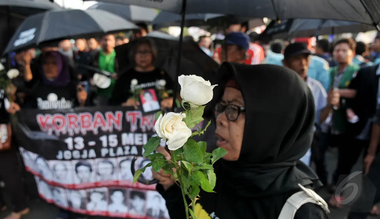 Komisi untuk Orang Hilang dan Korban Tindak Kekerasan (Kontras) melakukan Aksi Kamisan di depan Istana Negara, Jakarta, Kamis (21/5/2015). Kontras menilai pemerintah telah gagal memberikan kepastian hukum. (Liputan6.com/Johan Tallo)