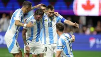 Kapten Argentina, Lionel Messi dan kawan-kawan merayakan gol yang dicetak Julian Alvarez ke gawang Kada pada Copa America 2024, Jumat (21/6/2024) pagi WIB. (CHARLY TRIBALLEAU / AFP)