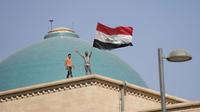Dua orang pria di atas Istana Kepresidenan di Irak, Senin 29 Agustus 2022. Dok:&nbsp;AP Photo/Hadi Mizban
