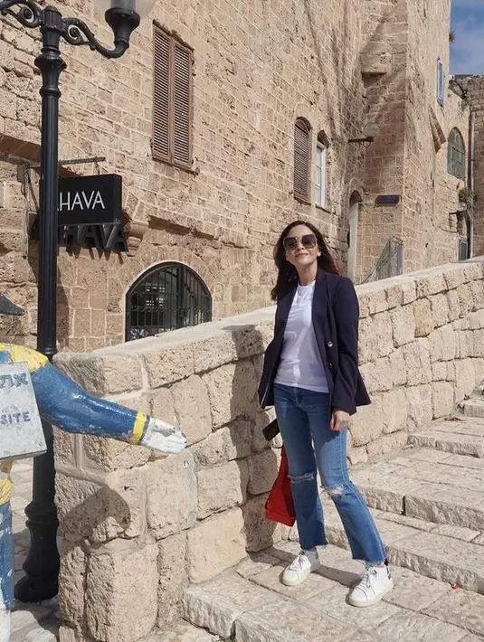 Penampilan Maia mengenakan kudung tersebut mendapat banyak pujian dari warganet dan putranya.  "MasyaAllah cantikny Bunda Daddy jg gagah," tulis Dul Jaelani. [Instagram/maiaestiantyreal]