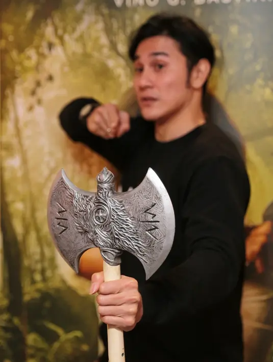 "Dulu saya bisa bersekolah karena Wiro Sableng ini. Makanya ada suatu usaha saya untuk melestarikan dan bakti saya untuk orangtua, khususnya ayah saya," kata Vino G Bastian. (Adrian Putra/Bintang.com)