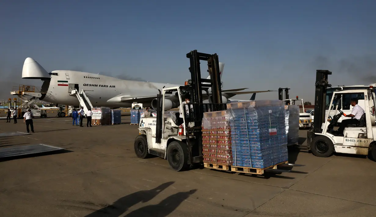 Forklift membawa kotak pasokan bantuan untuk dimuat ke pesawat menuju Beirut, Lebanon, di Bandara Mehrabad di Teheran, Rabu (5/8/2020). Iran mulai mengirimkan makanan, obat-obatan, dan peralatan medis ke Lebanon pascaledakan dahsyat yang mengguncang pelabuhan di Beirut. (AP Photo/Vahid Salemi)