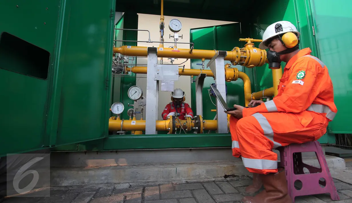 Petugas mengecek instalasi pipa metering regulating station (MRS) PT Perusahaan Gas Negara Tbk (PGN) di PT Lion Metal Works di Jakarta, (28/10/2015).Dengan melejitnya sektor Industri maka diperlukanannya energi yang memadai. (Liputan6.com/Angga Yuniar)