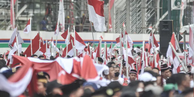 Suasana Kirab Bendera Merah Putih Raksasa