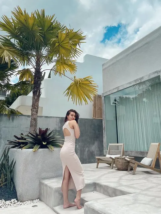 Belum lama ini, Aaliyah Massaid mengunggah potret dirinya dengan dress ketat ketika sedang berlibur di Bali. (FOTO: instagram.com/aaliyah.massaid/)