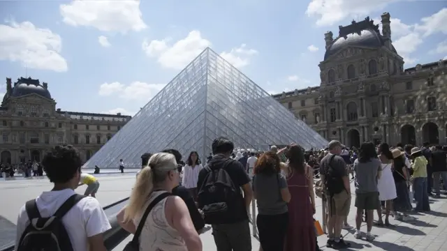 Pengunjung Antre untuk Masuk, Museum Louvre Ungkap Alasan Mendadak Tutup Tanpa Pemberitahuan. (AP Photo/Christophe Ena)