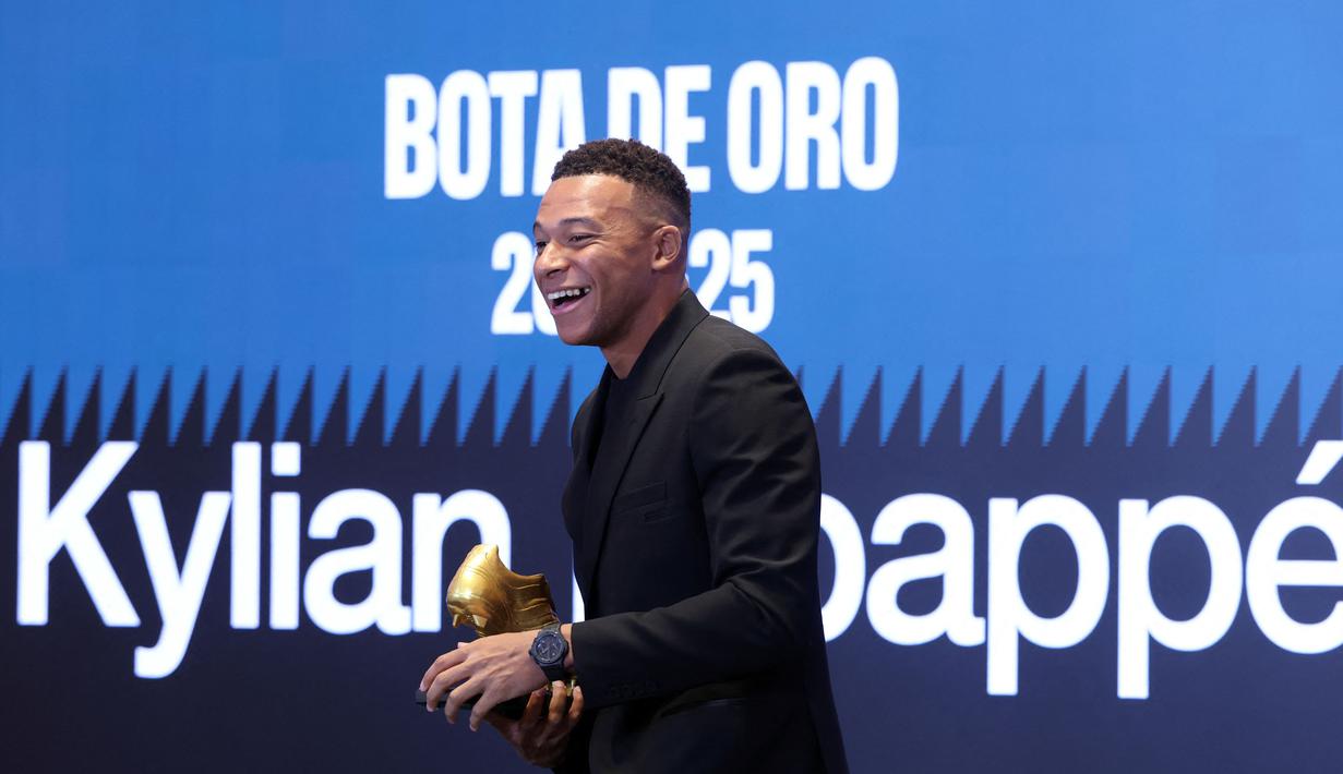 Bomber Real Madrid, Kylian Mbappe, secara resmi menerima trofi Sepatu Emas Eropa 2024/2025 setelah dinobatkan sebagai pencetak gol terbanyak di liga-liga Eropa. (AFP/Oscar Del Pozo)